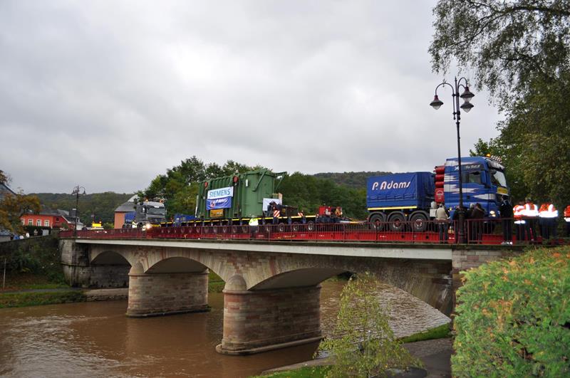Modular fly-over bridge system for extra-heavy loads