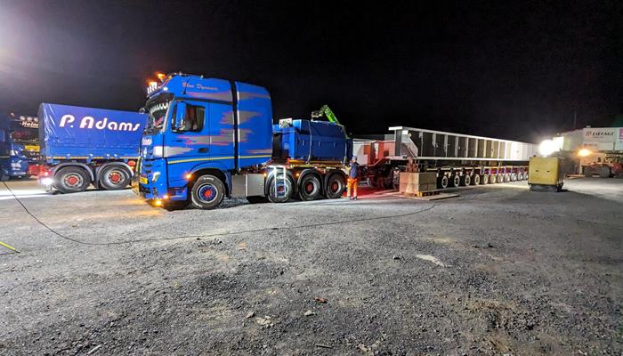 Transport von 2 riesigen Brückensegmenten von Belgien nach Frankreich